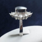 انگشتر نقره زنانه طرح فاخر مجلسی با نگین حدید صینی+حکاکی ذکر افزایش رزق و روزی - Image 4