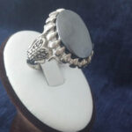 انگشتر نقره مردانه طرح قاجاری دور اشکی با سنگ حدید صینی+حکاکی ذکر افزایش رزق و روزی