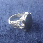 انگشتر نقره مردانه طرح قاجاری دور چنگ با نگین حدید صینی+حکاکی - Image 4