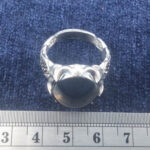 انگشتر نقره مردانه طرح قاجاری دور چنگ با نگین حدید صینی+حکاکی - Image 2