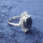 انگشتر نقره زنانه طرح لوکس سلطنتی با نگین حدید صینی + حکاکی - Image 2