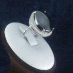 انگشتر نقره زنانه طرح لوکس مجلسی با سنگ حدید صینی+حکاکی ذکر امام علی (ع)