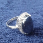 انگشتر نقره زنانه طرح لوکس مجلسی با سنگ حدید صینی+حکاکی ذکر امام علی (ع) - Image 3