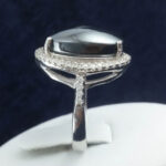 انگشتر نقره زنانه طرح لوکس مجلسی با سنگ حدید صینی+حکاکی ذکر امام علی (ع) - Image 2