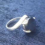 انگشتر نقره زنانه طرح نارنیا با سنگ حدید صینی + حکاکی - Image 2