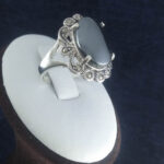 انگشتر نقره زنانه طرح نیایش با نگین حدید صینی+حکاکی ذکر امام علی (ع)