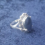 انگشتر نقره زنانه طرح نیایش با نگین حدید صینی+حکاکی ذکر امام علی (ع) - Image 4