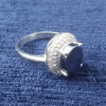 انگشتر نقره زنانه طرح نیلوفر با نگین حدید صینی+حکاکی - Image 3