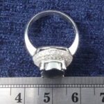 انگشتر نقره زنانه طرح نیلوفر با نگین حدید صینی+حکاکی - Image 4