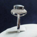 انگشتر نقره زنانه طرح نیلوفر با نگین حدید صینی+حکاکی - Image 2