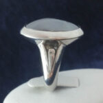 انگشتر نقره مردانه طرح پا اردکی با سنگ حدید صینی + حکاکی - Image 2