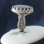 انگشتر نقره مردانه طرح پاسارگاد با سنگ حدید صینی+حکاکی - Image 4