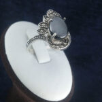 انگشتر نقره زنانه طرح کمند با نگین حدید صینی+حکاکی ذکر امام صادق (ع)