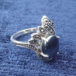 انگشتر نقره زنانه طرح کمند با نگین حدید صینی+حکاکی ذکر افزایش رزق و روزی - Image 2