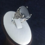 انگشتر نقره زنانه طرح گلبرگ با نگین حدید صینی+حکاکی