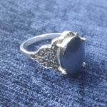 انگشتر نقره زنانه طرح گلبرگ با نگین حدید صینی+حکاکی - Image 4