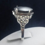 انگشتر نقره زنانه طرح گلبرگ با نگین حدید صینی+حکاکی - Image 3