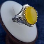 انگشتر نقره مردانه طرح خوشه‌ای دور طلایی با سنگ شرف الشمس + حکاکی