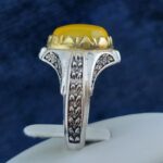 انگشتر نقره مردانه طرح خوشه‌ای دور طلایی با سنگ شرف الشمس + حکاکی - Image 2