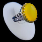 انگشتر نقره مردانه طرح خوشه‌ای سیاه قلم دور طلایی با نگین شرف شمس + حکاکی