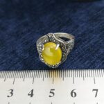 انگشتر نقره زنانه طرح نرگس با سنگ شرف شمس + حکاکی - Image 3