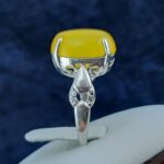 انگشتر نقره زنانه طرح کاملیا با سنگ شرف شمس + حکاکی - Image 2