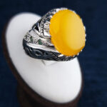 انگشتر دست‌ساز فاخر پوریا با سنگ شرف الشمس و تزیین زمرد + حکاکی