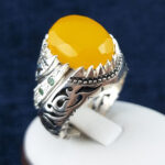 انگشتر دست‌ساز فاخر پوریا با سنگ شرف الشمس و تزیین زمرد + حکاکی - Image 2