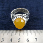 انگشتر دست‌ساز فاخر پوریا با سنگ شرف الشمس و تزیین زمرد + حکاکی - Image 3