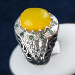 انگشتر دست‌ساز فاخر سلطنتی با نگین الماس تراش شرف الشمس و تزیین با زمرد + حکاکی - Image 2