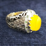 انگشتر دست‌ساز فاخر سلطنتی با نگین الماس تراش شرف الشمس و تزیین با زمرد + حکاکی - Image 3