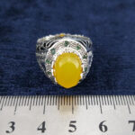 انگشتر دست‌ساز فاخر سلطنتی با نگین الماس تراش شرف الشمس و تزیین با زمرد + حکاکی - Image 4