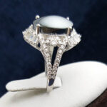 انگشتر نقره زنانه طرح فاخر طهورا با نگین حدید صینی+حکاکی - Image 3