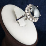 انگشتر نقره زنانه طرح جواهری آذین با نگین حدید صینی+حکاکی