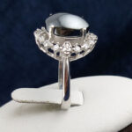 انگشتر نقره زنانه طرح جواهری آذین با نگین حدید صینی+حکاکی - Image 3