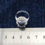 انگشتر نقره زنانه طرح جواهری آذین با نگین حدید صینی+حکاکی - Image 2