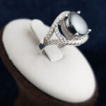 انگشتر نقره زنانه طرح دیبا با نگین حدید صینی+حکاکی