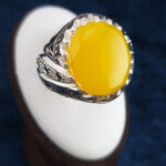 انگشتر دست‌ساز فاخر پویان با نگین الماس تراش شرف الشمس و تزئین با یاقوت کبود + حکاکی - Image 3