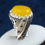 انگشتر دست‌ساز فاخر پویان با نگین الماس تراش شرف الشمس و تزئین با یاقوت کبود + حکاکی