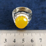 انگشتر دست‌ساز فاخر پویان با نگین الماس تراش شرف الشمس و تزئین با یاقوت کبود + حکاکی - Image 2