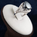 انگشتر نقره زنانه طرح غزل با نگین حدید صینی+حکاکی