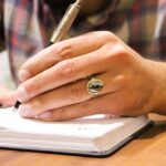 انگشتر نقره مردانه طرح کلاسیک دورطلایی با سنگ حدید صینی + حکاکی - Image 2