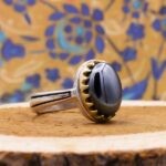 انگشتر نقره مردانه طرح کلاسیک دورطلایی با سنگ حدید صینی + حکاکی - Image 4