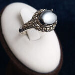 انگشتر زنانه نقره طرح نگار با سنگ حدید صینی + حکاکی