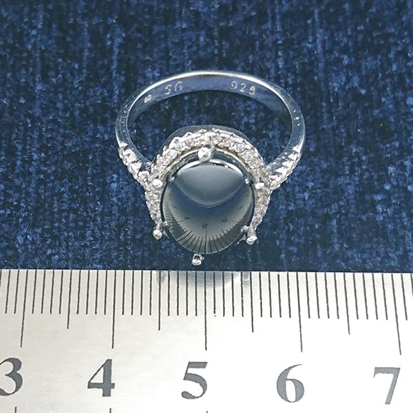 انگشتر نقره زنانه طرح ملکا با نگین حدید صینی+حکاکی - Image 3