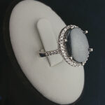 انگشتر نقره زنانه طرح ملکا با نگین حدید صینی+حکاکی