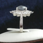 انگشتر نقره زنانه طرح خورشید با نگین حدید صینی+حکاکی - Image 3