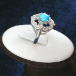 انگشتر نقره زنانه طرح شادی با نگین فیروزه نیشابوری - Image 3