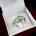 انگشتر نقره زنانه طرح سلاله با سنگ زبرجد - Image 2