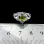 انگشتر نقره زنانه طرح سلاله با سنگ زبرجد - Image 3